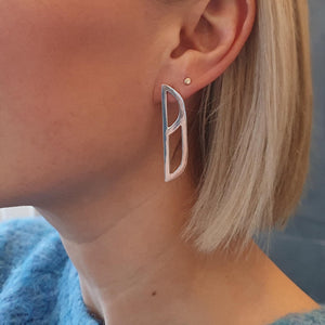 Elegance & Poise - Geometric Earrings Asymmetric Black & Silver Vsn 4